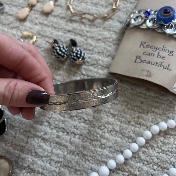 Miscellaneous Lot of Various Vintage & Modern Costume Jewelry Gold/Silver Tone - Picture 7 of 8